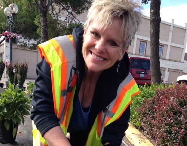 linda volunteering 